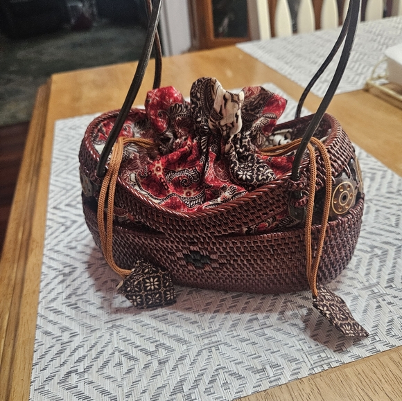 Unique rattan drawstring purse. - Picture 4 of 6